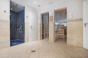 ツィングストにあるWellness-Residenz Wohnung 19の広いバスルーム(シャワー、ウォークインシャワー付)が備わります。