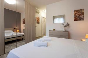 Ένα ή περισσότερα κρεβάτια σε δωμάτιο στο Garden View Novara - Near Hospital - Free Wifi