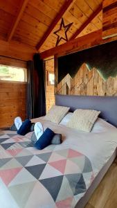 Voodi või voodid majutusasutuse Le Masdemoiselle Chalet toas