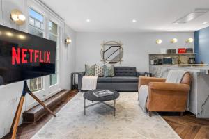 a living room with a tv and a couch at Contemporary 2-Bedroom Escape in Notting Hill in London