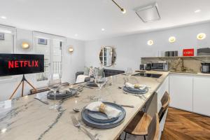 a kitchen and dining room with a table and chairs at Contemporary 2-Bedroom Escape in Notting Hill in London