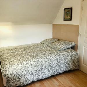 una camera con letto e piumone di Le Galion Beach a Le Croisic