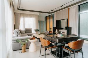 TV a/nebo společenská místnost v ubytování SunMoon Villa