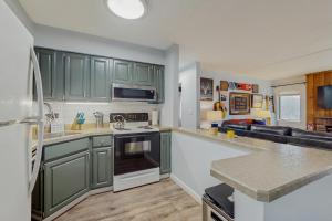 cocina con armarios verdes y encimera en 5A Mountain Village - Unit A, en Dover