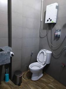 ein kleines Bad mit einem WC und einer Dusche in der Unterkunft pilokhillhouse บ้านอีต่องเหมืองปิล็อก in Ban Pilok Khi