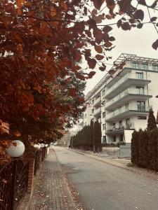 an empty street in front of a building at Apartament 30 City Park nad jeziorem in Szczecinek