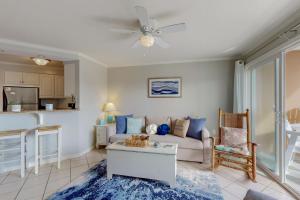 オーシャンシティにあるMakai 108のソファとテーブルのあるリビングルーム