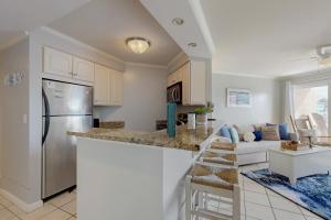 オーシャンシティにあるMakai 108のキッチン、リビングルーム(冷凍冷蔵庫付) +7枚の写真