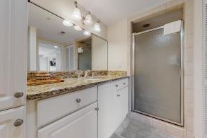 オーシャンシティにあるMakai 108の洗面台2つとシャワー付きのバスルーム