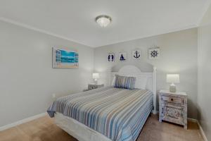 オーシャンシティにあるMakai 108の白いベッドルーム(ベッド1台、ナイトスタンド付)