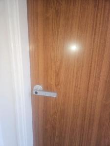 a wooden door with a handle in a room at Pousada Gaturama Village in Corumbá