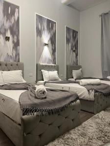 Postel nebo postele na pokoji v ubytování Downtown House Suites