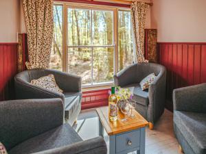 a waiting room with two chairs and a table at Chere Amie-Qu7616 in Melton Constable