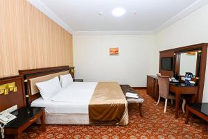 TV a/nebo společenská místnost v ubytování Atropat Boutique Hotel