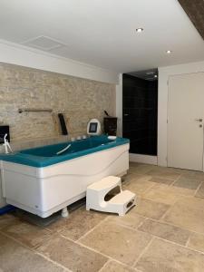 bañera en una habitación de color azul en Gîte avec piscine - Rigal haut, en Gindou