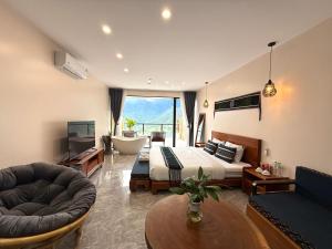 TV a/nebo společenská místnost v ubytování Lá Đỏ 2 Homestay & Coffee