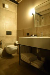 ein Badezimmer mit Waschbecken, Toilette und Spiegel in der Unterkunft agriturismo Casa Pezzo in Castelnuovo del Garda