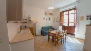 Una cocina o cocineta en Sardinian Gallery Sa Piatta