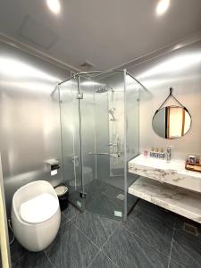 Koupelna v ubytování Lá Đỏ 2 Homestay & Coffee + 80 fotografií