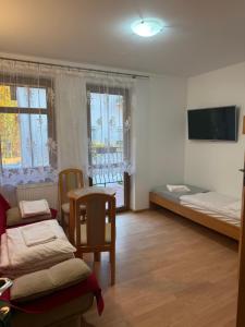 TV a/nebo společenská místnost v ubytování STARA KUŹNIA Pokoje Gościnne