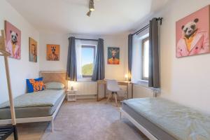 een slaapkamer met twee bedden en twee ramen bij Living between heaven and forest in Bermel