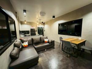 a living room with a couch and a table at วังเหนือเมาน์เทนวิว-Wangnue Mountain View 