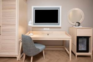 TV a/nebo společenská místnost v ubytování Garden Route Hotel