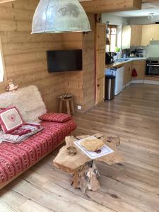 een woonkamer met een bank en een tafel bij Duplex au Col du Corbier in Le Biot