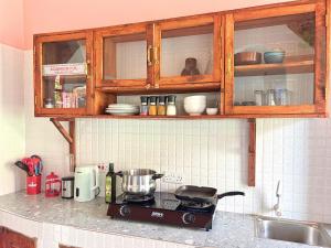 Una encimera de cocina con una estufa y un fregadero. en Outdoor Cinema Group Friendly Retreat, en Pingwe