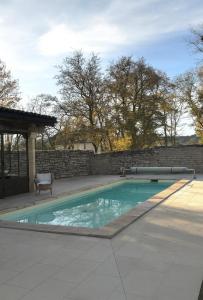 Bazén v ubytování Clos la Rolline nebo v jeho okolí