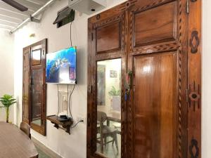 Televiisor ja/või meelelahutuskeskus majutusasutuses La Villa Heritage - TIE