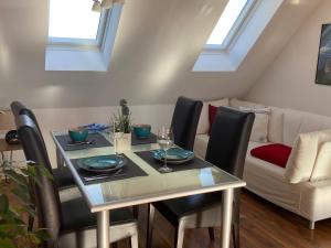 een eetkamer met een tafel en stoelen bij Ferienwohnung Schmidbauer in Beilngries