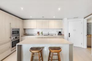 Η κουζίνα ή μικρή κουζίνα στο EXCLUSIVE RESORT - OCEANFRONT 2BD 2BA CONDO, HiGH FLOOR, ROOFTOP POOL AND HOT TUB, STEPS TO BEACH