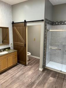 Ένα μπάνιο στο Grey Rose Suites +39 φωτογραφίες