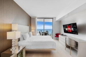 Μια τηλεόραση ή/και κέντρο ψυχαγωγίας στο EXCLUSIVE RESORT - OCEANFRONT 2BD 2BA CONDO, HiGH FLOOR, ROOFTOP POOL AND HOT TUB, STEPS TO BEACH