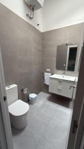 ein Badezimmer mit Toilette, Waschbecken und Spiegel in der Unterkunft Europe sun bungalow 2 bedrooms in Maspalomas + 6 Fotos