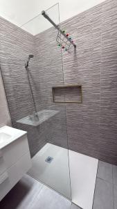 ein Badezimmer mit Dusche und Waschbecken in der Unterkunft Europe sun bungalow 2 bedrooms in Maspalomas