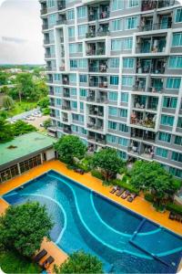 een luchtzicht op een groot appartementencomplex met een zwembad bij Infinity Blue, High Speed Wi-Fi, Soft bed in Udon Thani