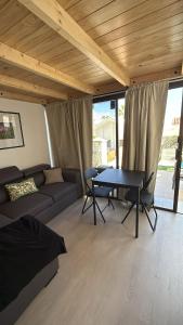 ein Wohnzimmer mit Sofa und Tisch in der Unterkunft Europe sun bungalow 2 bedrooms in Maspalomas