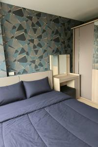 een slaapkamer met een paars bed en een muur bij Infinity Blue, High Speed Wi-Fi, Soft bed in Udon Thani
