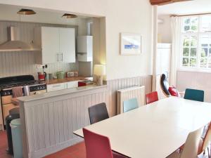 een keuken met een tafel en stoelen in een kamer bij The Camber in Cowes