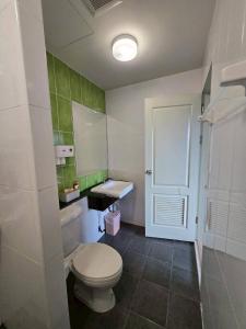 een badkamer met toilet en wastafel bij Infinity Blue, High Speed Wi-Fi, Soft bed in Udon Thani