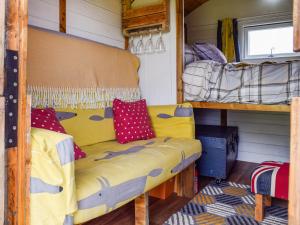 Bett in einem Zimmer mit Etagenbett in der Unterkunft Shepherds Cottage - Uk49766 in Northampton