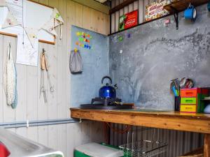 eine Küche mit einem Tisch und einem Wasserkocher in der Unterkunft Shepherds Cottage - Uk49766 in Northampton + 4 Fotos