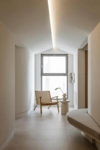 sala de estar con banco y ventana en Elevate Athens, en Atenas