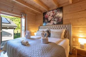 une chambre avec un lit avec deux lapins dessus dans l'établissement Wellness-Chalet am Badesee für bis zu 10 Personen, à Rieden