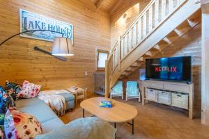 un salon avec un canapé et une télévision dans l'établissement Wellness-Chalet am Badesee für bis zu 10 Personen, à Rieden