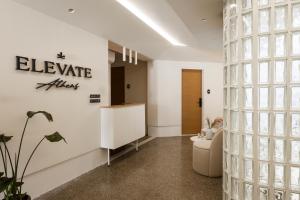 Elevate Athens في أثينا: ردهة مكتب مع جدار من الزجاج