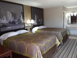 una camera d'albergo con due letti e una grande finestra di Mount Pleasant INN a Mount Pleasant