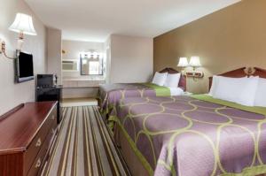 una camera d'albergo con due letti e una televisione di Mount Pleasant INN a Mount Pleasant